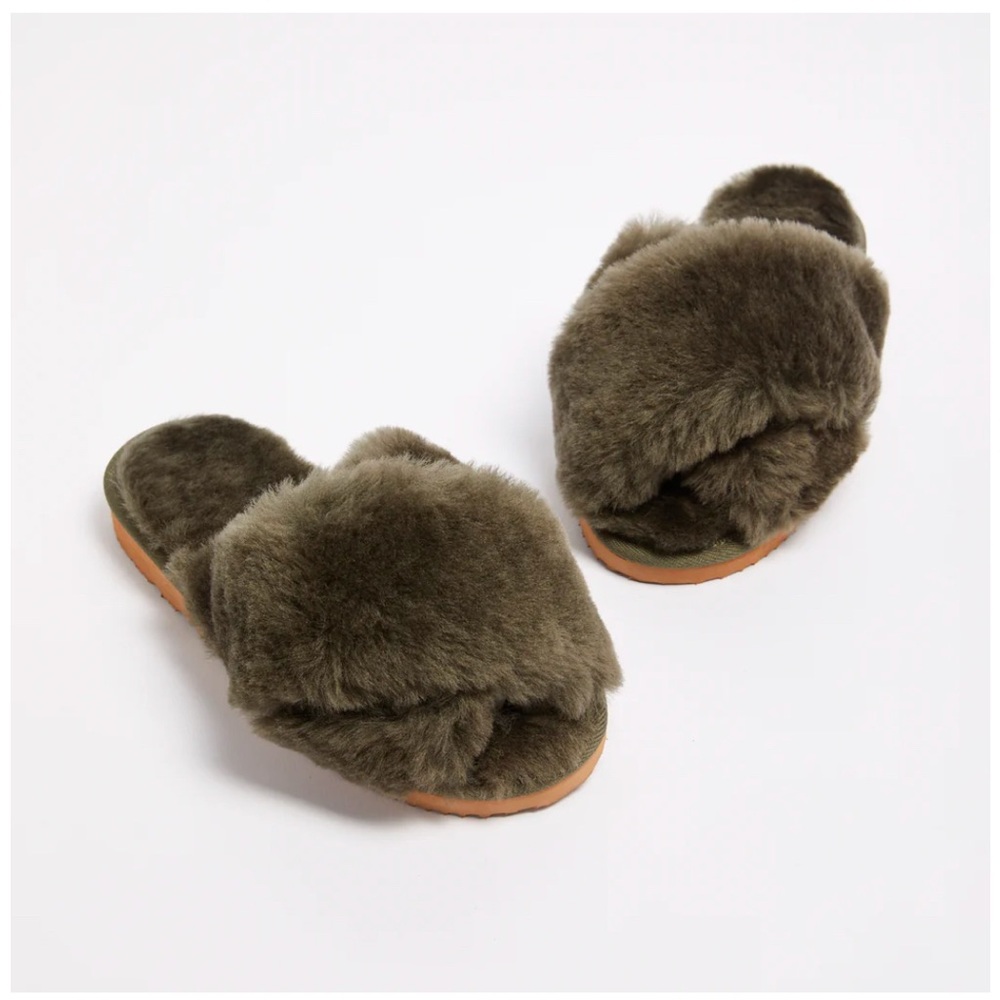 NWOT Authentic UGG Since 1974 Criss Cross Slippers - Size 10 / EU 41